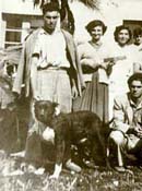 Jos Rivero con i suoi amici ed il suo Presa Canario dal manto nero. '60s